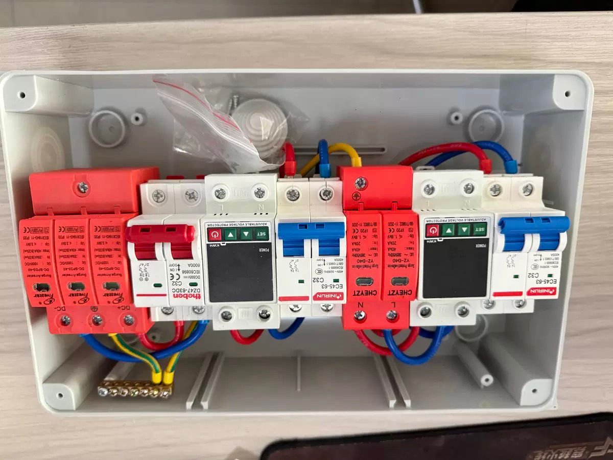 Boîtier de combinaison AC+DC 1 chaîne 1 entrée 1 sortie 16A 20A 25A 32A 600V Disjoncteur AC SPD Protecteur de tension pour système d'alimentation de panneaux solaires